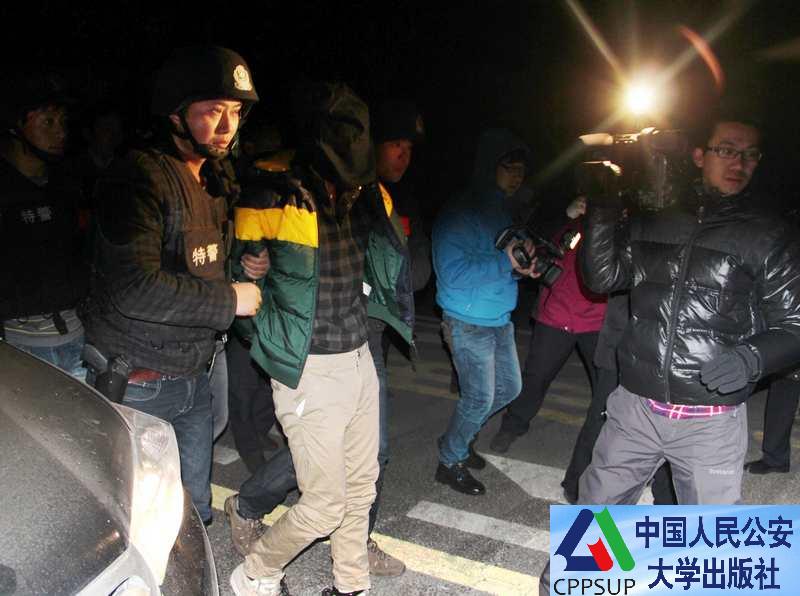 按住Ctrl键+鼠标滚轮缩放