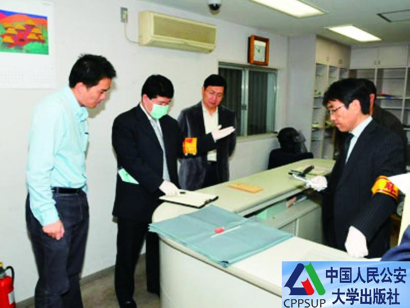 按住Ctrl键+鼠标滚轮缩放