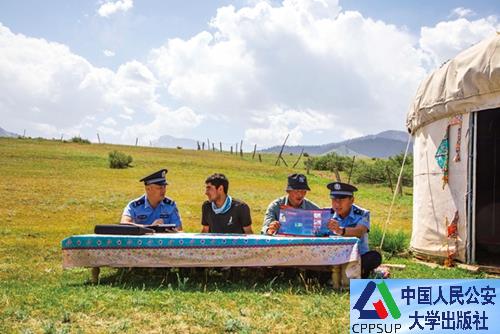 按住Ctrl键+鼠标滚轮缩放