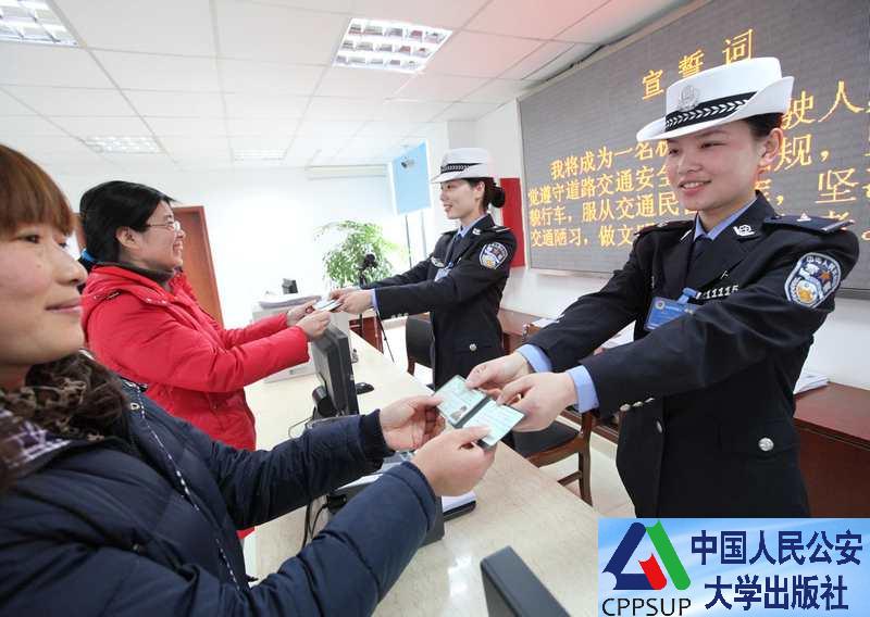 按住Ctrl键+鼠标滚轮缩放