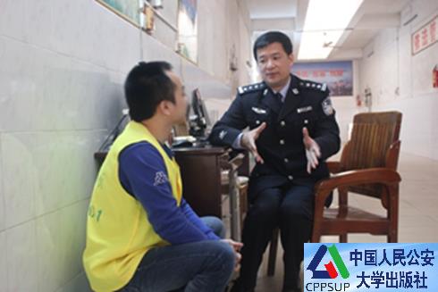 按住Ctrl键+鼠标滚轮缩放