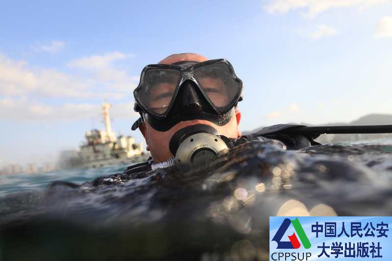 按住Ctrl键+鼠标滚轮缩放