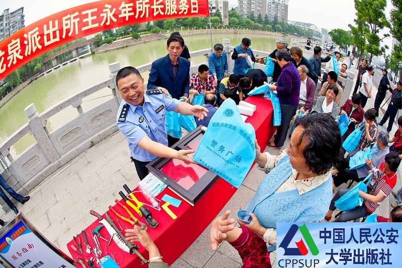 按住Ctrl键+鼠标滚轮缩放