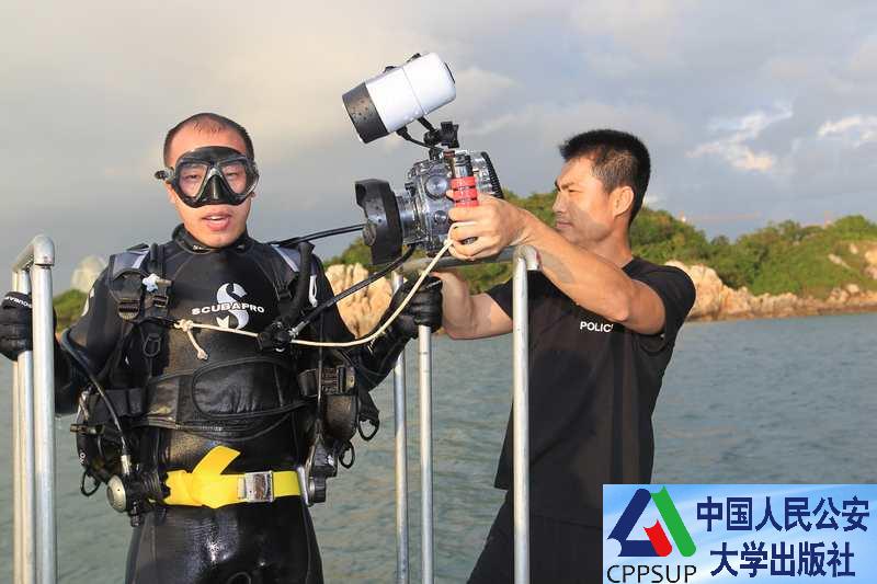 按住Ctrl键+鼠标滚轮缩放