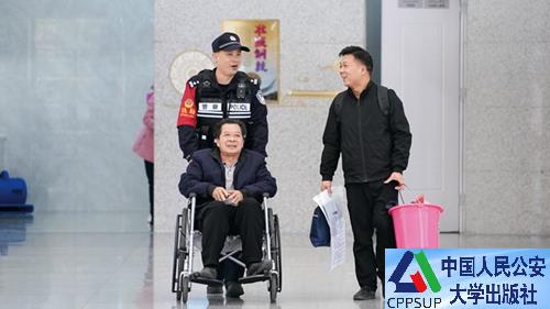 按住Ctrl键+鼠标滚轮缩放