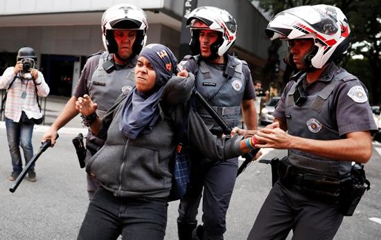 按住Ctrl键+鼠标滚轮缩放