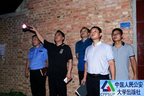 按住Ctrl键+鼠标滚轮缩放