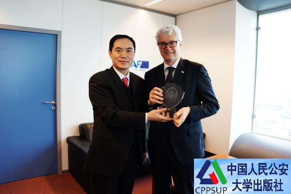 按住Ctrl键+鼠标滚轮缩放