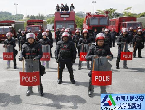 按住Ctrl键+鼠标滚轮缩放