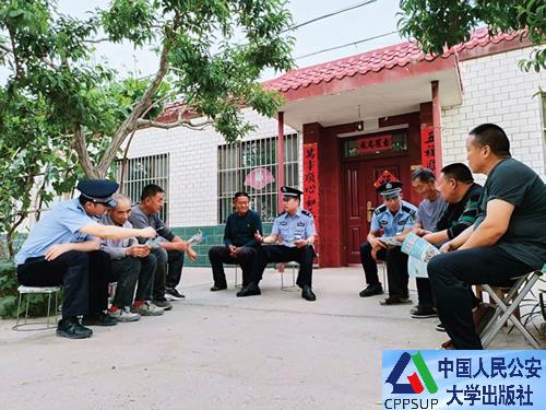 按住Ctrl键+鼠标滚轮缩放