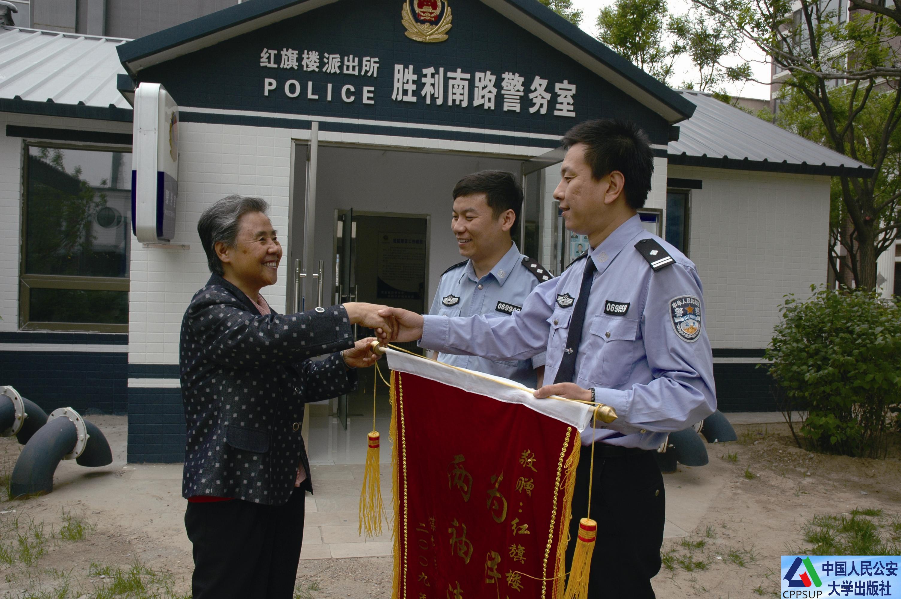 按住Ctrl键+鼠标滚轮缩放