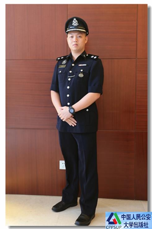 按住Ctrl键+鼠标滚轮缩放