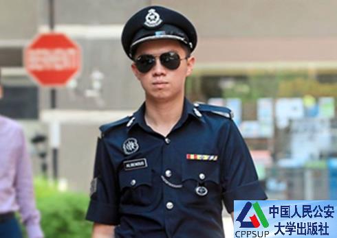 按住Ctrl键+鼠标滚轮缩放