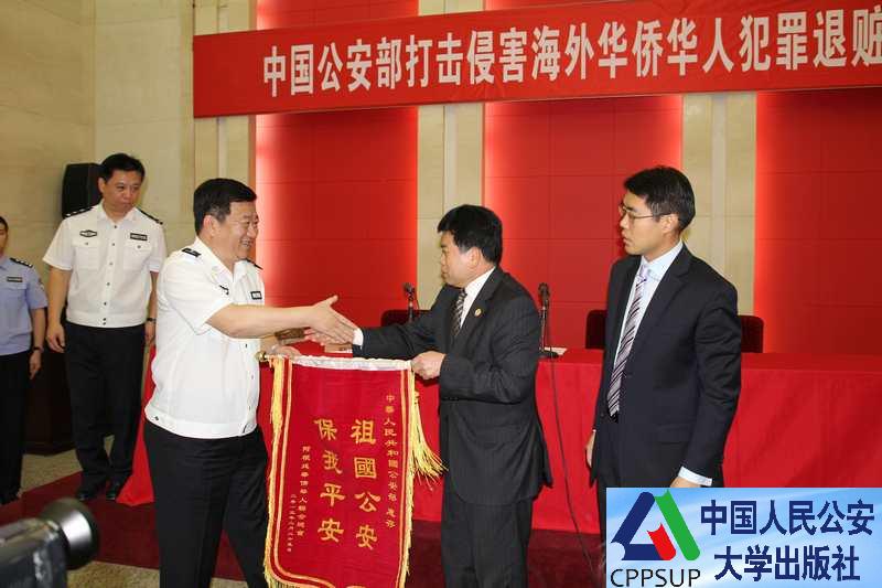 按住Ctrl键+鼠标滚轮缩放