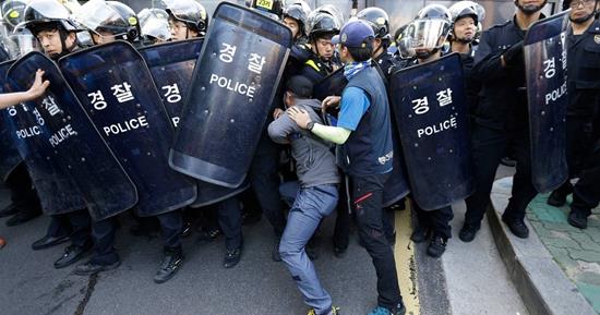 按住Ctrl键+鼠标滚轮缩放