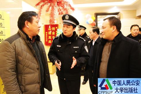 按住Ctrl键+鼠标滚轮缩放