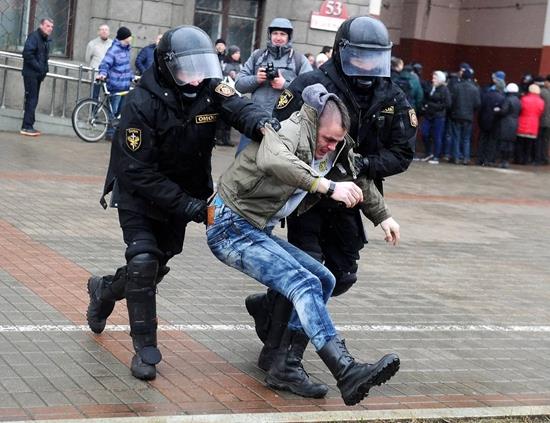 按住Ctrl键+鼠标滚轮缩放