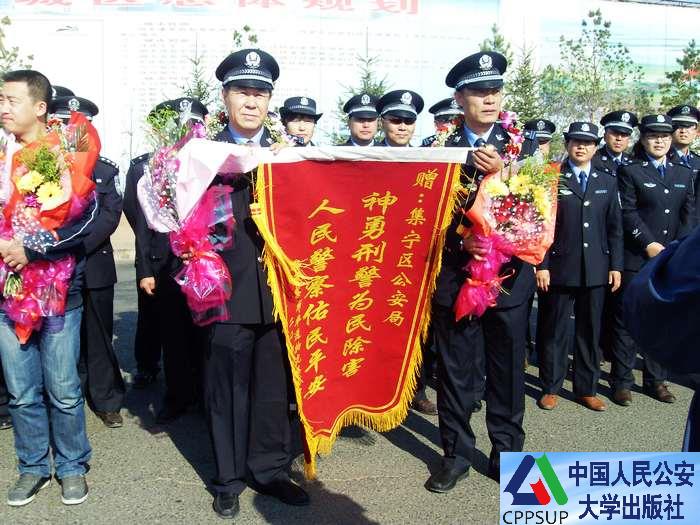 按住Ctrl键+鼠标滚轮缩放