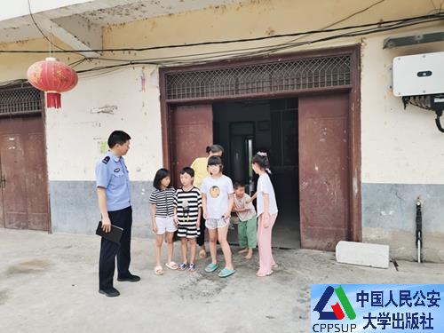 按住Ctrl键+鼠标滚轮缩放