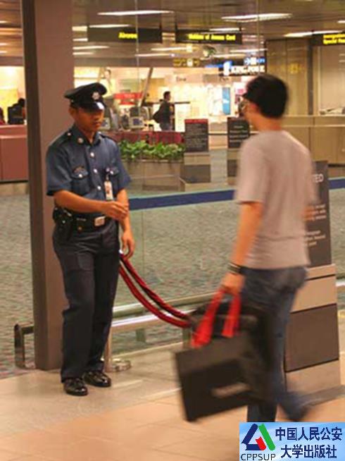 按住Ctrl键+鼠标滚轮缩放