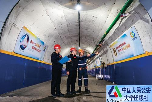 按住Ctrl键+鼠标滚轮缩放