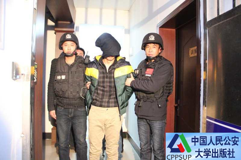 按住Ctrl键+鼠标滚轮缩放