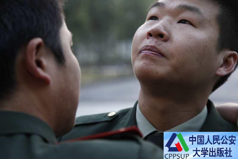 按住Ctrl键+鼠标滚轮缩放