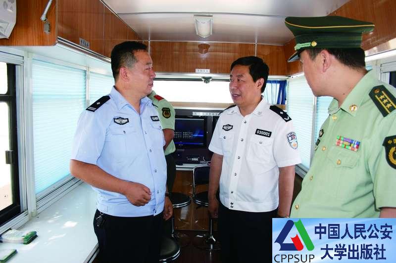 按住Ctrl键+鼠标滚轮缩放