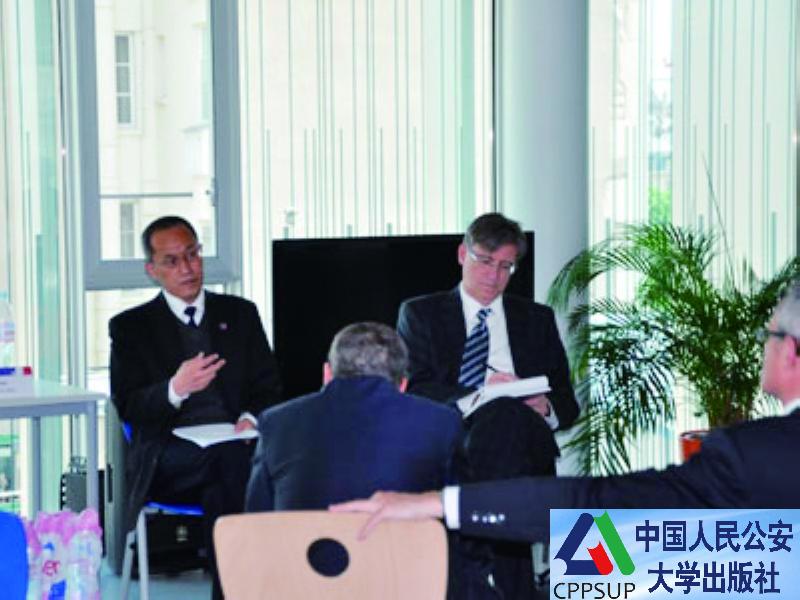 按住Ctrl键+鼠标滚轮缩放