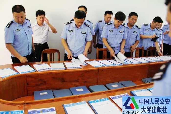 按住Ctrl键+鼠标滚轮缩放