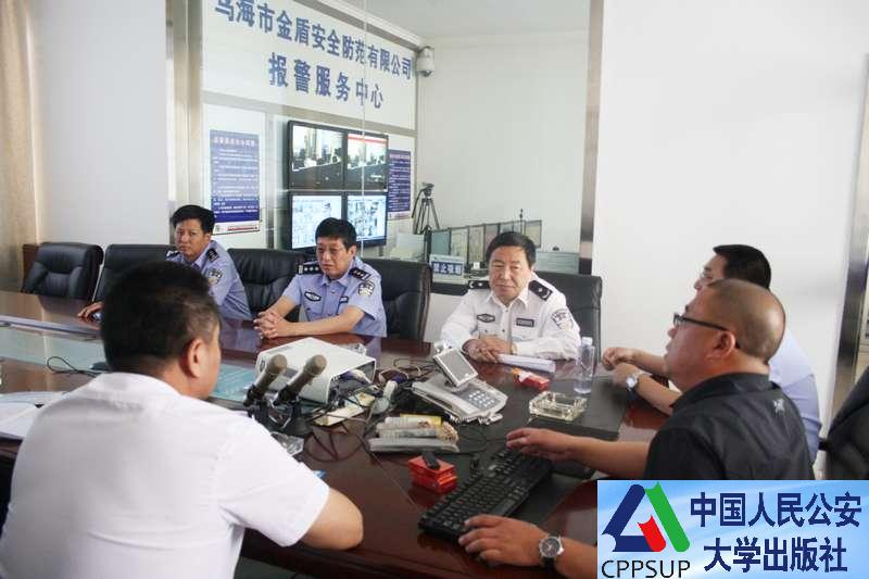 按住Ctrl键+鼠标滚轮缩放