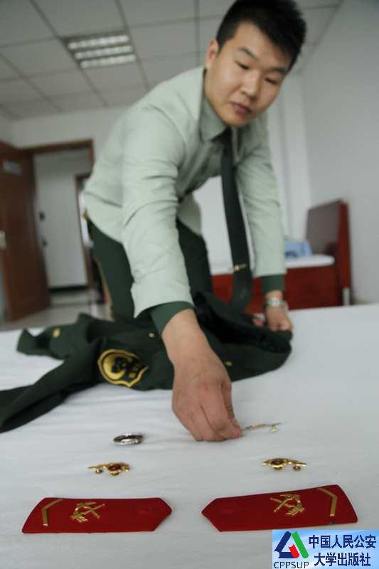 按住Ctrl键+鼠标滚轮缩放