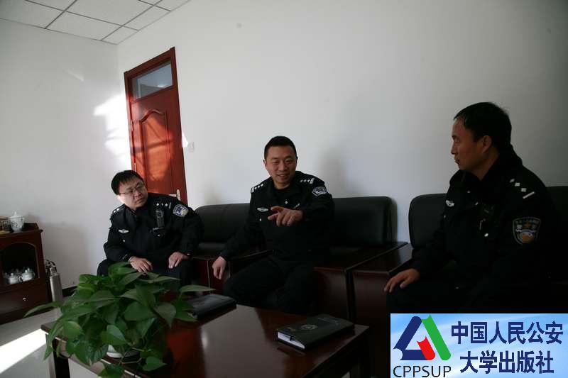 按住Ctrl键+鼠标滚轮缩放