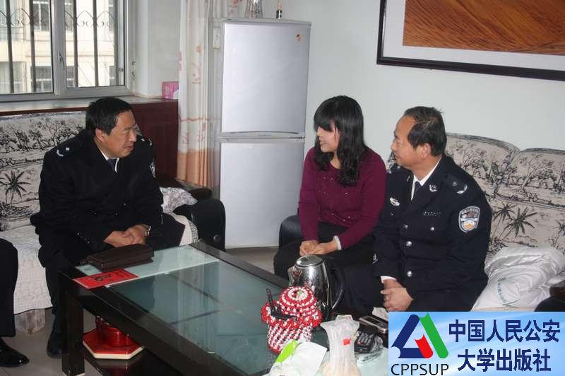 按住Ctrl键+鼠标滚轮缩放