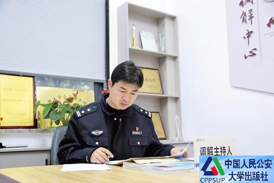 按住Ctrl键+鼠标滚轮缩放