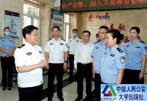 按住Ctrl键+鼠标滚轮缩放