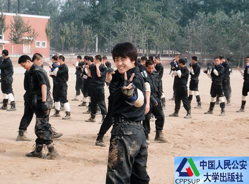 按住Ctrl键+鼠标滚轮缩放