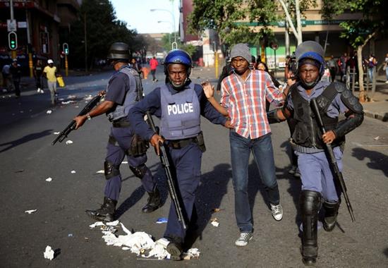 按住Ctrl键+鼠标滚轮缩放