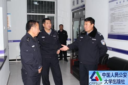 按住Ctrl键+鼠标滚轮缩放