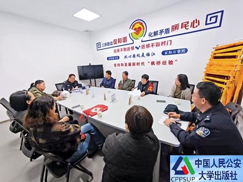 按住Ctrl键+鼠标滚轮缩放