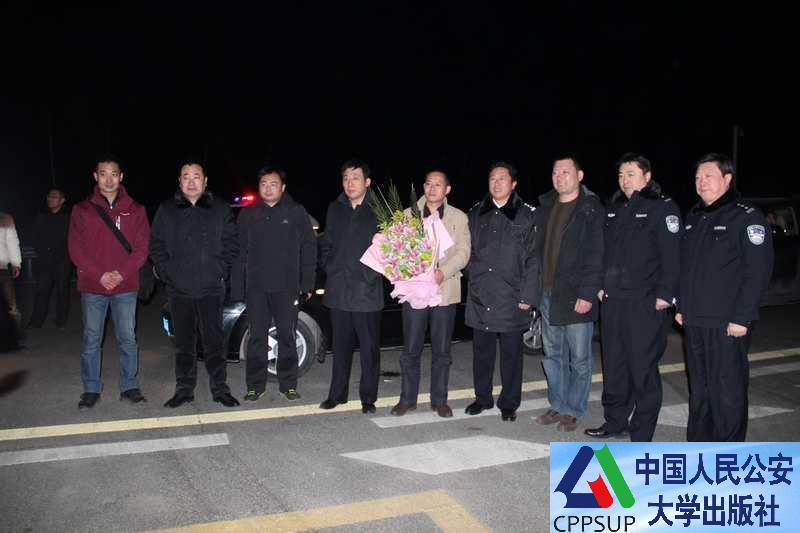 按住Ctrl键+鼠标滚轮缩放