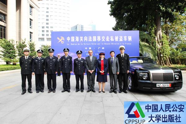 按住Ctrl键+鼠标滚轮缩放