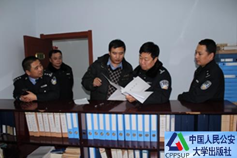 按住Ctrl键+鼠标滚轮缩放