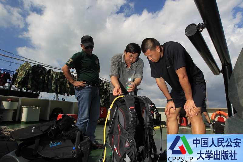 按住Ctrl键+鼠标滚轮缩放