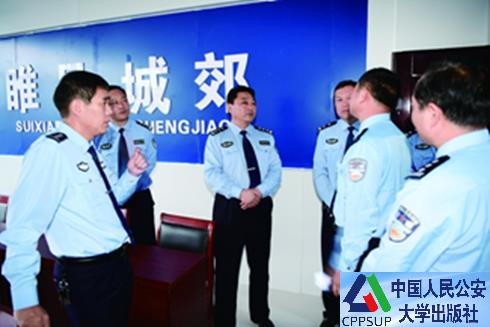 按住Ctrl键+鼠标滚轮缩放