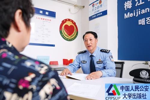 按住Ctrl键+鼠标滚轮缩放