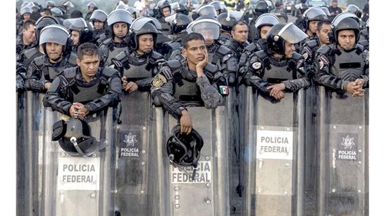 按住Ctrl键+鼠标滚轮缩放