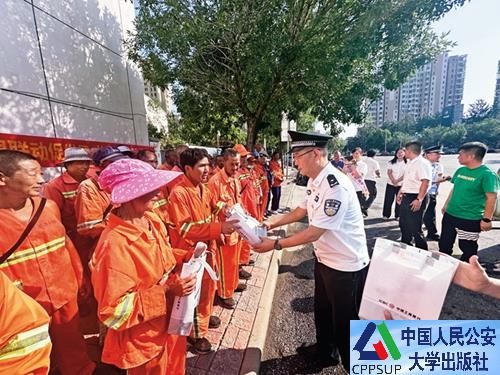 按住Ctrl键+鼠标滚轮缩放