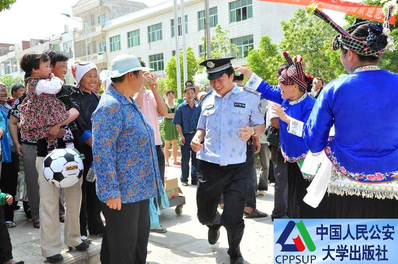 按住Ctrl键+鼠标滚轮缩放