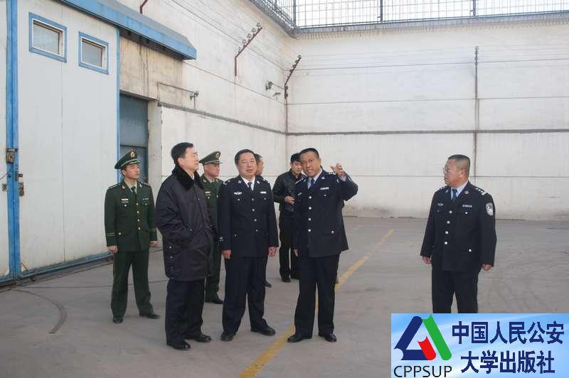 按住Ctrl键+鼠标滚轮缩放